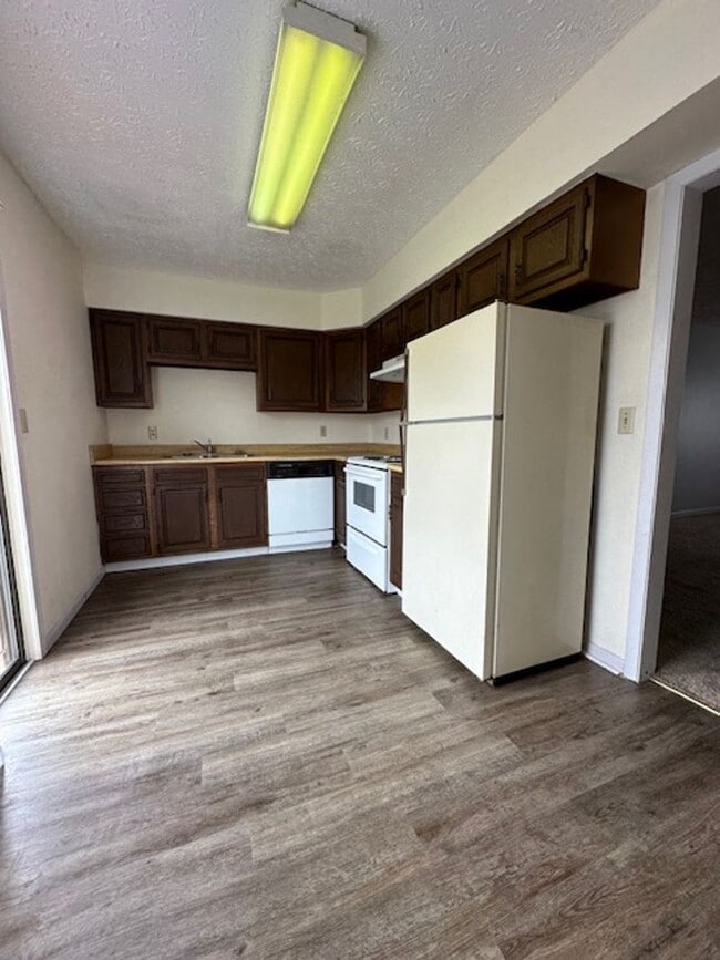 Building Photo - 2 Bedroom / 1.5 Bath Townhouse, Kingsport TN