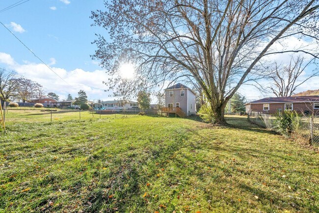 Building Photo - 5 Bedroom Home For Rent in St. Bethlehem Area!