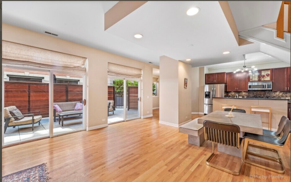 Building Photo - 1430 N La Salle Dr
