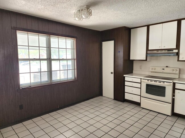 Building Photo - 211 Alta Vista Dr