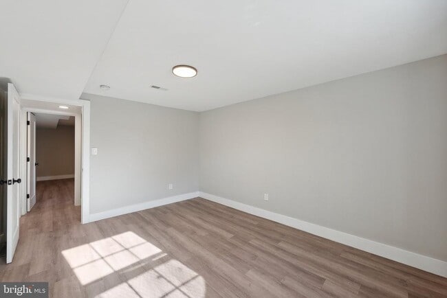 Building Photo - 2414 Phillips Dr
