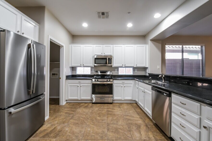 Building Photo - 41113 N Prestancia Way