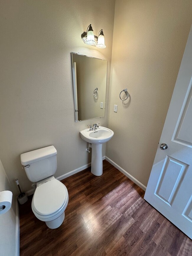 Building Photo - FOR RENT - SUPER CLEAN 4 BEDROOM, 2.5 BATH...