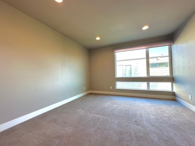 Building Photo - 2Bd/2.5Ba Kirkland Townhouse