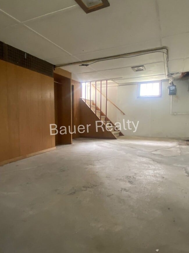 Building Photo - Three Bedroom Near Brookside Park
