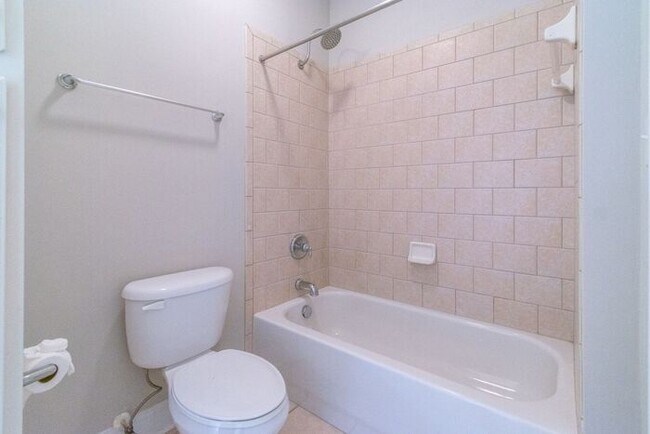 Building Photo - Conveniently Located Condo in Elizabeth Village!