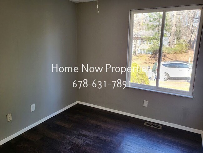 Building Photo - Beautiful 5 bedroom/3 bath in Stone Mountain!