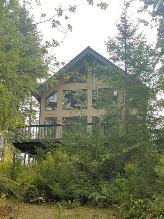 Primary Photo - Beautiful home located on Emerald Lake