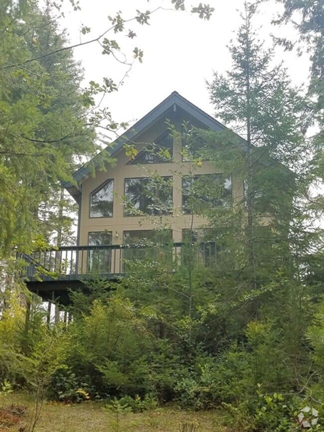 Building Photo - Beautiful home located on Emerald Lake