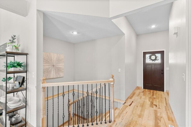 Building Photo - Executive rental in SW Springfield