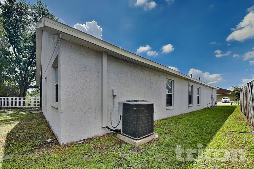Building Photo - 1124 Vinetree Dr