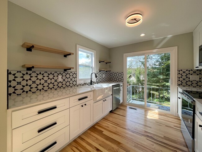 Building Photo - Beautifully Remodeled Two-Bedroom in Malve...