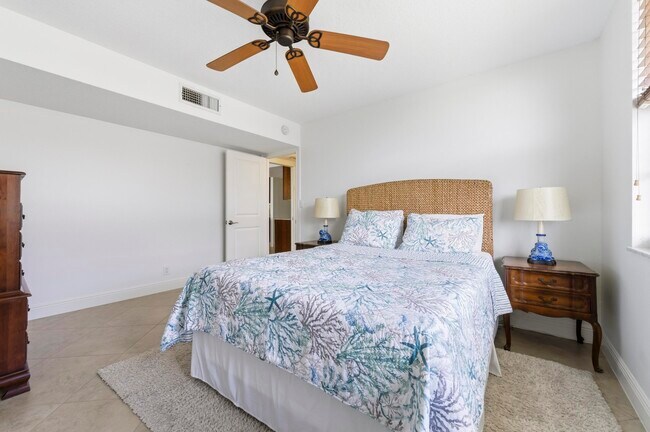 Building Photo - 3000 NE 48th Ct