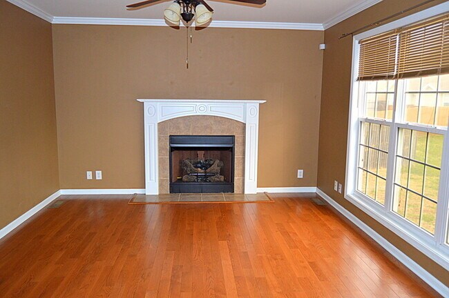Building Photo - Three Bedroom with Bonus Room in Arbour Green South!