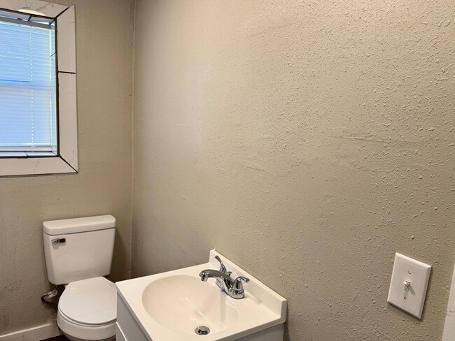 Building Photo - Quiet, 2 Bed 1 Bath Home In Burkburnett