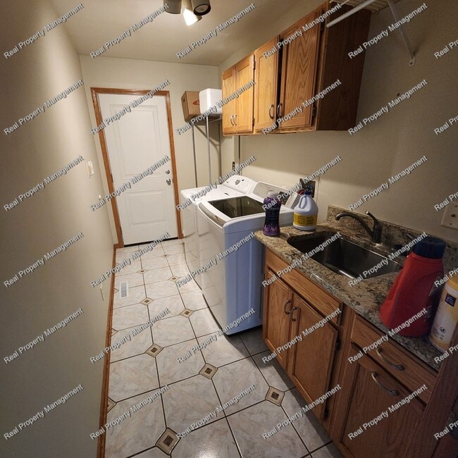 Building Photo - Gorgeous 4 Bedroom Ranch