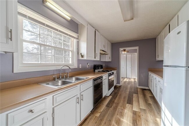 Building Photo - 3101 Brooks Dr