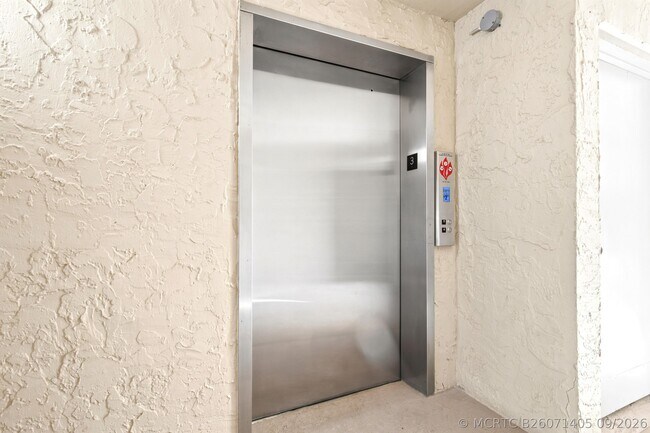 Building Photo - 8 Royal Palm Way
