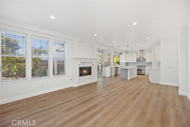 Building Photo - 2 Crystalglen