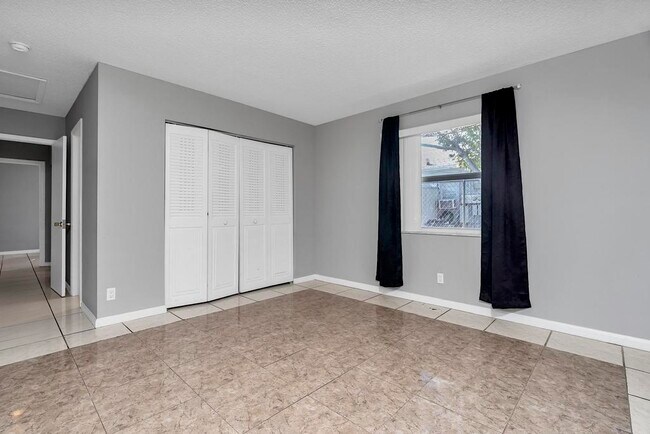 Building Photo - 915 S N St