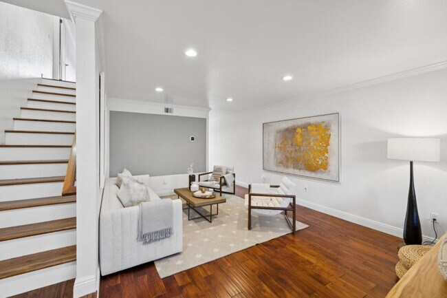 Building Photo - 646 S Ahwanee Terrace