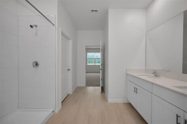 Building Photo - 18200 Pleasantview Blvd