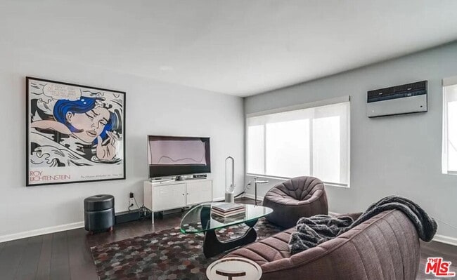 Building Photo - 1233 Flores St