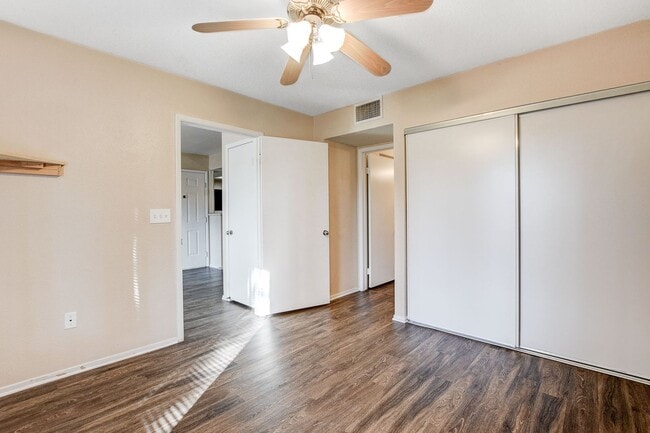 Building Photo - Charming 1 Bedroom / 1 Bathroom Condo in Gated Community!