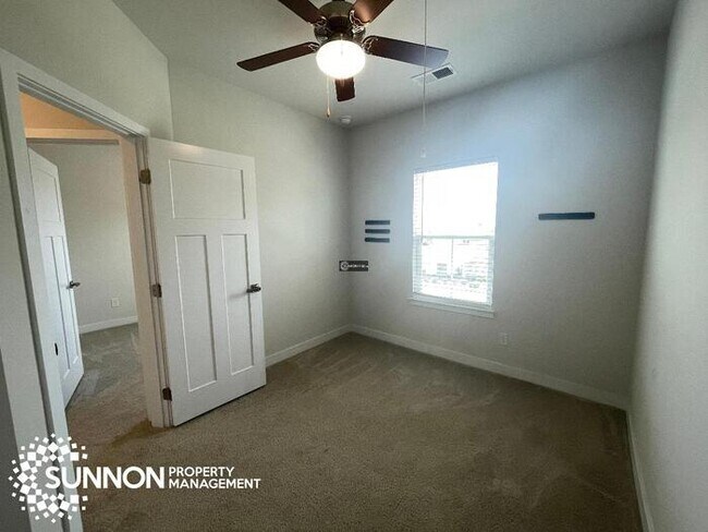 Building Photo - 3 Bed 2.5 Bath Townhome in Riverbend