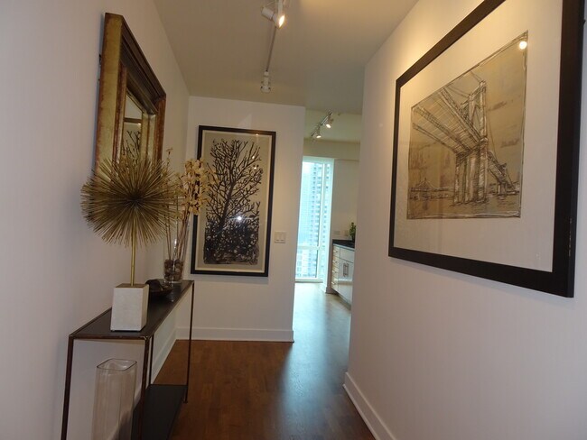 Building Photo - 505 N McClurg Ct