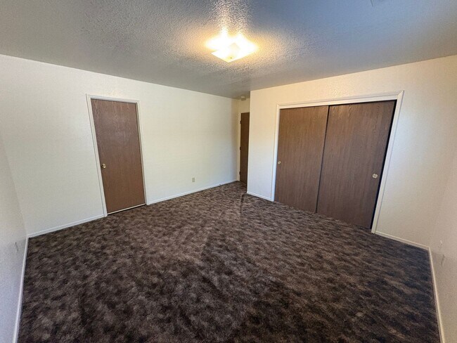 Building Photo - NW Visalia Home with Alley Access Rent Ready!