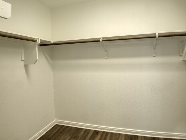 Building Photo - 619 Fallbrook Dr