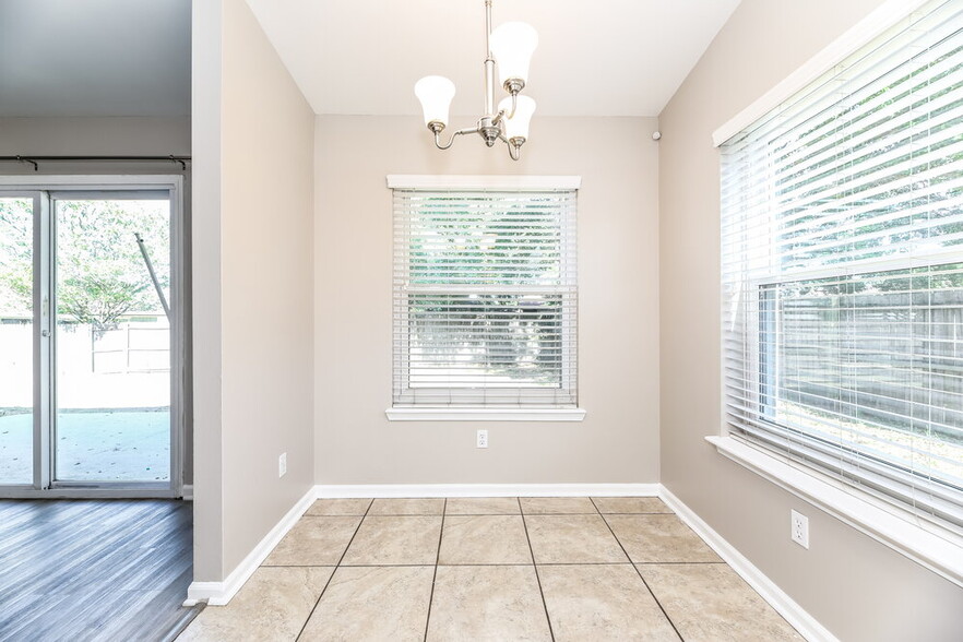 Building Photo - 7619 Pimmit Hills Dr