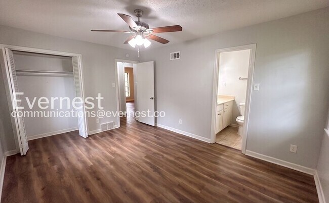 Building Photo - Welcome to a 3-Bed/2-Bath Charming Home with Fenced Yard/Available Now!