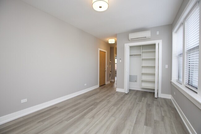 Building Photo - 3946 N Janssen Ave