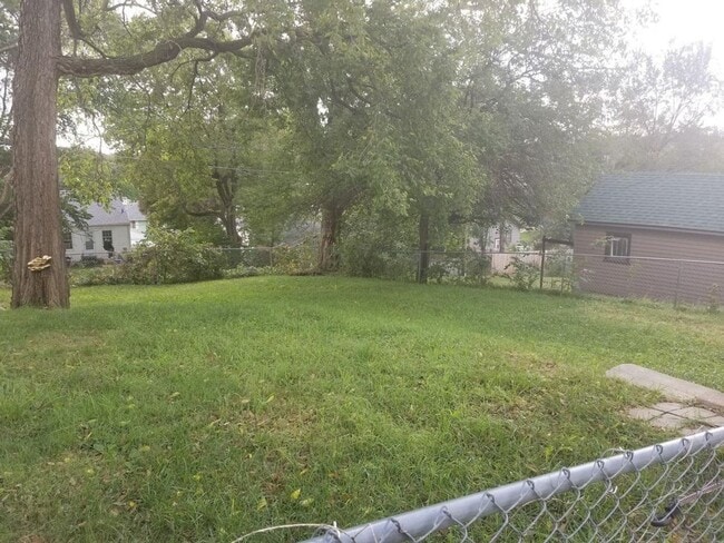 Building Photo - Spacious 4 Bedroom 1.5 Bath House!!