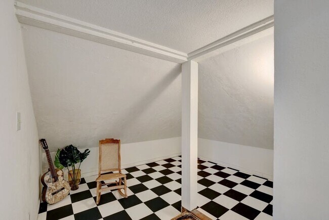 Building Photo - J17
