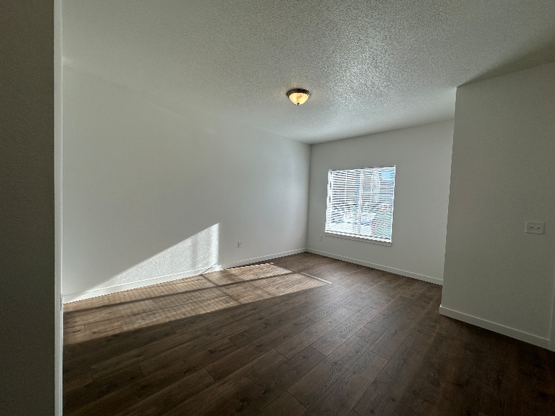 Building Photo - 681 NE Autumn Ridge Dr