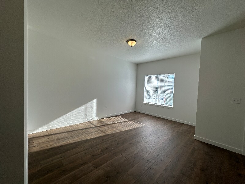 Building Photo - 675 NE Autumn Ridge Dr