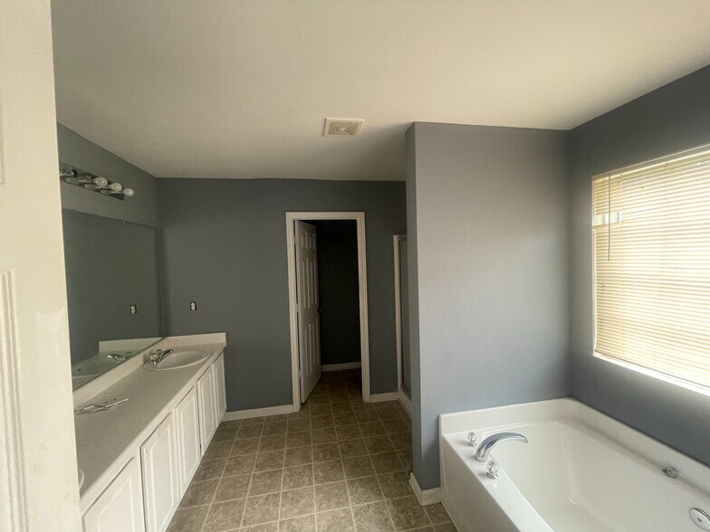 Building Photo - Room in House on Walton View