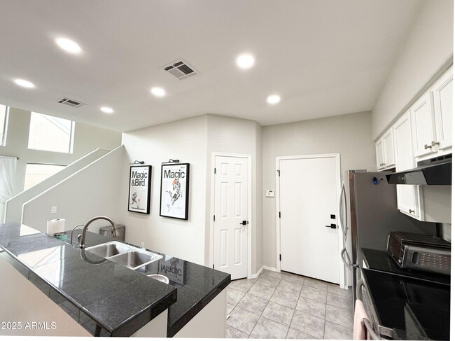 Building Photo - 2027 E University Dr