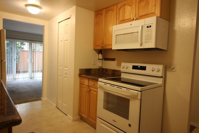 Primary Photo - 2 Bedroom Townhome for Rent
