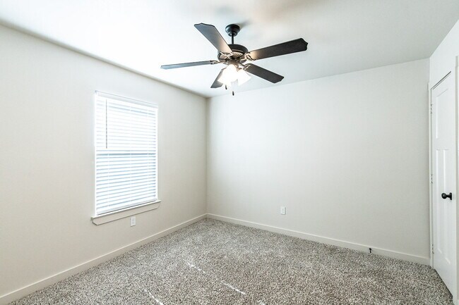 Building Photo - Half off first full month's rent! Zero Dep...