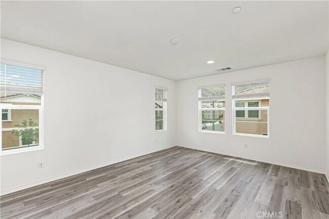 Building Photo - Great 3 bed 3 bath home