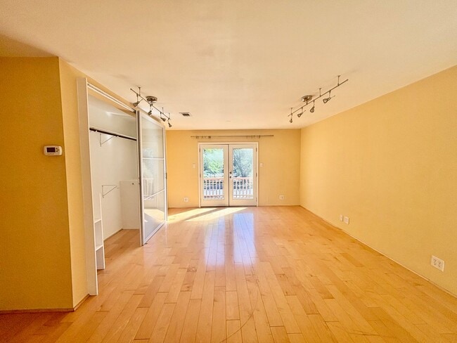 Building Photo - Hemphill Park Gem! 4 Bed/2.5 Bath - Availa...