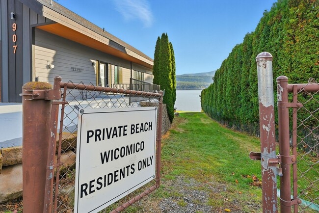 Building Photo - 820 S Liberty Dr