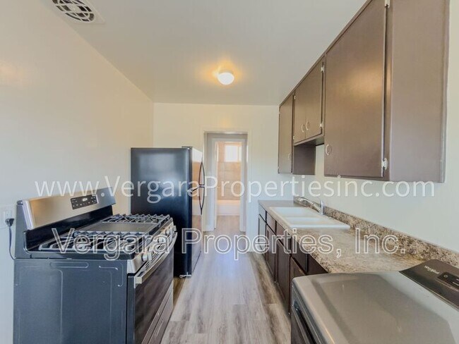 Building Photo - 1083 E 7th St