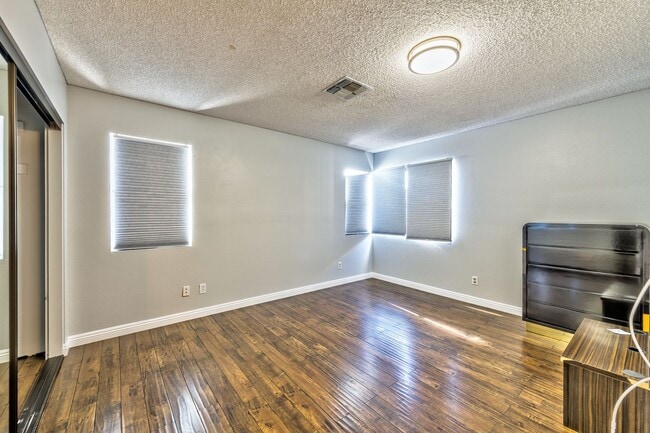 Building Photo - 640 Whispering Palms Dr