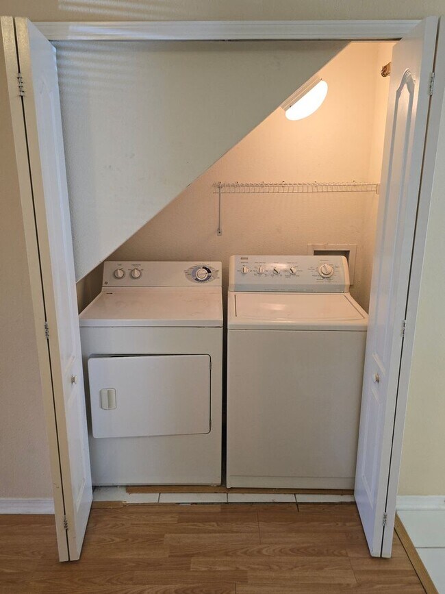 Building Photo - 2-Bedroom, 2.5-Bathroom Townhouse in Zephyrhills