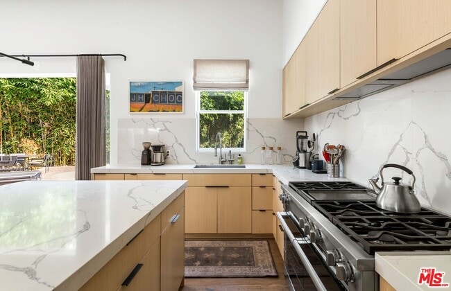 Building Photo - 160 Beloit Ave